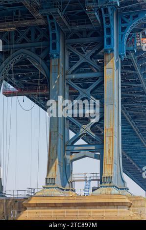 Massive Stahltürme stützen die Manhattan Bridge, eine von drei Hängebrücken zwischen Brooklyn und Manhattan. Stockfoto