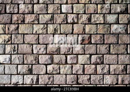 Raue Ziegelblöcke einer abgenutzten Mauer, Molenbeek, Brüssel-Hauptstadt, Belgien Credit: Imago/Alamy Live News Stockfoto