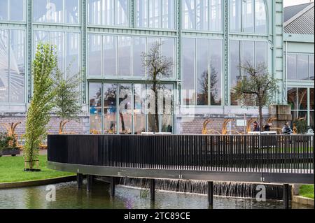 Molenbeek, Region Brüssel-Hauptstadt, Belgien - 19. November 2023 - Brunnen und Fußgängerbrücke am Ort der Tour und Taxis Credit: Imago/Alamy Live News Stockfoto