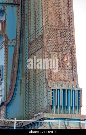 Massive Stahltürme stützen die Manhattan Bridge, eine von drei Hängebrücken zwischen Brooklyn und Manhattan. Stockfoto