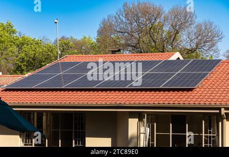 Solarpaneele, die auf die Abschwächung von Lastabfällen oder Stromausfällen abzielen, werden auf einem Wohndach in einem Vorort von Johannesburg, Südafrika, gesehen Stockfoto