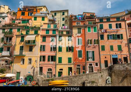 Ein Bild der farbenfrohen Fassaden der Stadt Riomaggiore Stockfoto