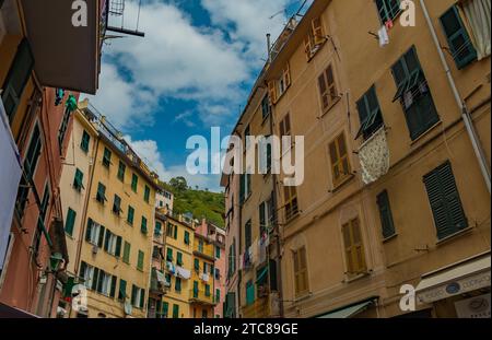 Ein Bild der farbenfrohen Fassaden der Stadt Riomaggiore Stockfoto