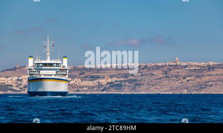 Ein Bild einer Fähre, die die Gewässer zwischen der Hauptinsel Malta und Gozo überquert Stockfoto