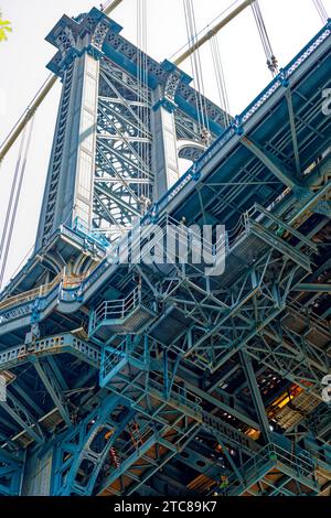 Massive Stahltürme stützen die Manhattan Bridge, eine von drei Hängebrücken zwischen Brooklyn und Manhattan. Stockfoto