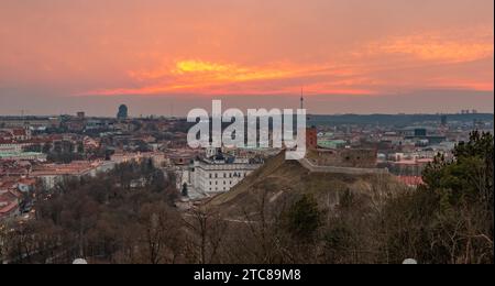 Ein Bild des Sonnenuntergangs über Vilnius, Litauen Stockfoto