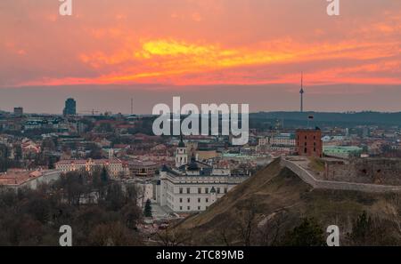 Ein Bild des Sonnenuntergangs über Vilnius mit dem Turm der Burg Gediminas und dem Palast der Großfürsten von Litauen Stockfoto