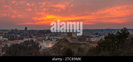 Ein Bild des Sonnenuntergangs über Vilnius, Litauen Stockfoto