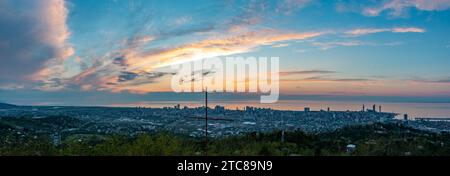 Ein Panoramabild des Sonnenuntergangs über dem Schwarzen Meer und der Stadt Batumi Stockfoto