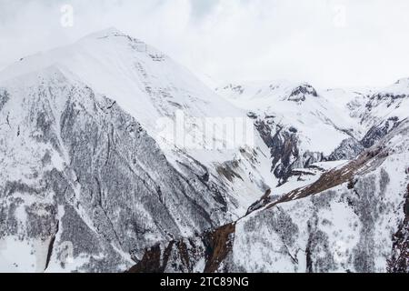 Ein Bild der schneebedeckten Berge und Landschaft auf dem Weg nach Kazbegi in Georgien Stockfoto