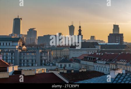 Ein Bild des Sonnenuntergangs über den Dächern von Warschau Stockfoto