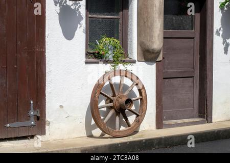 Antike Vintage-Holzwagen, die an der Wand hängen. Rustikale Dekoration Stockfoto
