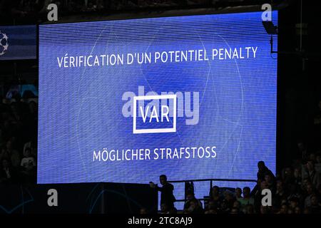 Dieses Foto zeigt den riesigen Bildschirm des Stadions mit der Aufschrift „Checking a Potential Elfmeter“ in Absprache mit dem Video Assistant Schiedsrichter (VAR) während des Fußballspiels der UEFA Champions League, Gruppe F zwischen Paris Saint Germain und Borussia Dortmund am 19. September 2023 im Parc des Princes Stadion in Paris. Frankreich - Foto Matthieu Mirville / DPPI Stockfoto