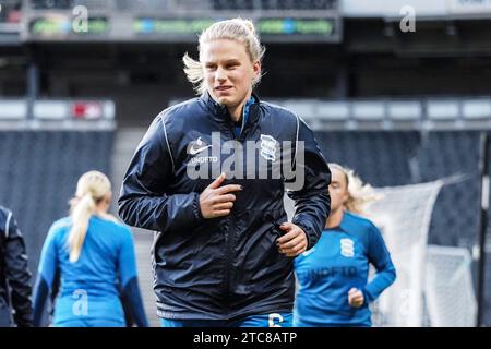 Milton Keynes, Großbritannien. Dezember 2023. Gemma Lawley (6 Birmingham) wärmt sich während des Adobe Womens FA Cup Spiels zwischen MK Dons und Birmingham City im Stadium MK in Milton Keynes, England (Natalie Mincher/SPP). /Alamy Live News Stockfoto