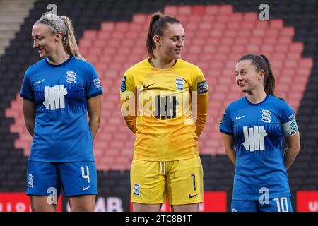 Milton Keynes, Großbritannien. Dezember 2023. Die Spieler stehen während des Adobe Womens FA Cup Spiels zwischen MK Dons und Birmingham City im Stadion MK in Milton Keynes, England (Natalie Mincher/SPP). /Alamy Live News Stockfoto