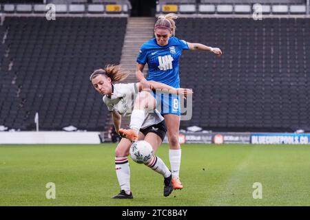 Milton Keynes, Großbritannien. Dezember 2023. Jamie Finn (8 Birmingham) kämpft um den Ball während des Adobe Womens FA Cup Spiels zwischen MK Dons und Birmingham City im Stadion MK in Milton Keynes, England (Natalie Mincher/SPP) Credit: SPP Sport Press Photo. /Alamy Live News Stockfoto