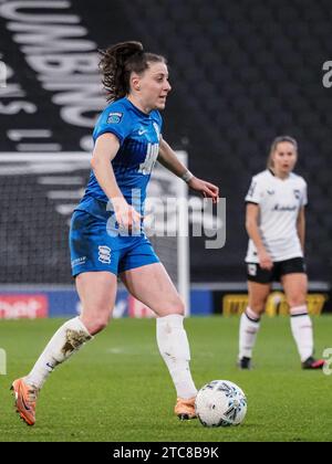 Milton Keynes, Großbritannien. Dezember 2023. Lucy Quinn (17 Birmingham) am Ball während des Adobe Womens FA Cup Spiels zwischen MK Dons und Birmingham City im Stadion MK in Milton Keynes, England (Natalie Mincher/SPP) Credit: SPP Sport Press Photo. /Alamy Live News Stockfoto