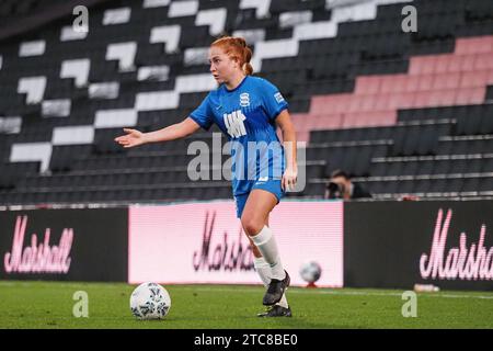 Milton Keynes, Großbritannien. Dezember 2023. Martha Harris (2 Birmingham) am Ball während des Adobe Womens FA Cup Spiels zwischen MK Dons und Birmingham City im Stadion MK in Milton Keynes, England (Natalie Mincher/SPP) Credit: SPP Sport Press Photo. /Alamy Live News Stockfoto