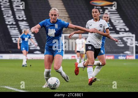 Milton Keynes, Großbritannien. Dezember 2023. Libby Smith (9 Birmingham) am Ball während des Adobe Womens FA Cup Spiels zwischen MK Dons und Birmingham City im Stadion MK in Milton Keynes, England (Natalie Mincher/SPP) Credit: SPP Sport Press Photo. /Alamy Live News Stockfoto