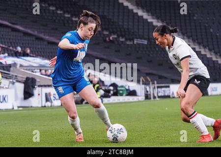 Milton Keynes, Großbritannien. Dezember 2023. Lucy Quinn (17 Birmingham) am Ball während des Adobe Womens FA Cup Spiels zwischen MK Dons und Birmingham City im Stadion MK in Milton Keynes, England (Natalie Mincher/SPP) Credit: SPP Sport Press Photo. /Alamy Live News Stockfoto