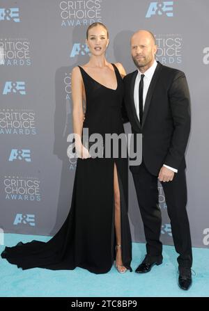 Rosie Huntington-Whiteley und Jason Statham bei den 21. Annual Critics' Choice Awards am 17. Januar im Barker Hangar in Santa Monica, USA Stockfoto