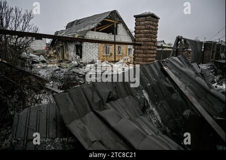 Kiew, Ukraine. Dezember 2023. Blick auf zerstörte Häuser, die infolge eines Raketenangriffs der russischen Armee in Kiew beschädigt wurden. Am 11. Dezember Griff die russische Armee die Hauptstadt der Ukraine mit ballistischen Raketen an. Alle acht Raketen wurden von Luftverteidigungskräften abgeschossen. Vier Menschen wurden bei dem Raketenangriff verletzt. Quelle: SOPA Images Limited/Alamy Live News Stockfoto