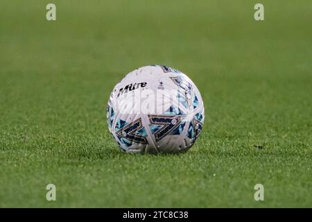 Milton Keynes, Großbritannien. Dezember 2023. Match Ball beim Adobe Womens FA Cup Spiel zwischen MK Dons und Birmingham City im Stadion MK in Milton Keynes, England (Natalie Mincher/SPP). /Alamy Live News Stockfoto