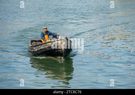 SCARBOROUGH, NORTH YORKSHIRE, Vereinigtes Königreich, 18. JULI 2022: Mann in einem kleinen Fischerboot in Scarborough, North Yorkshire. Nicht identifizierter Mann Stockfoto