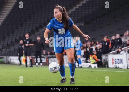 Milton Keynes, Großbritannien. Dezember 2023. Ellie Mason (3 Birmingham) am Ball während des Adobe Womens FA Cup Spiels zwischen MK Dons und Birmingham City im Stadion MK in Milton Keynes, England (Natalie Mincher/SPP) Credit: SPP Sport Press Photo. /Alamy Live News Stockfoto