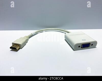 Weißes HDMI/VGA-Konverterkabel auf weißem Hintergrund isoliert Stockfoto