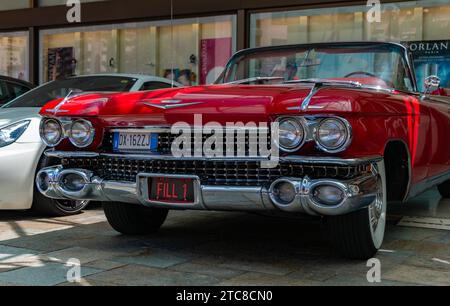 Ein Bild der Vorderseite eines roten Cadillac Cabriolets der Serie 1959 62 Stockfoto