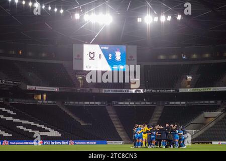 Milton Keynes, Großbritannien. Dezember 2023. Team-Meeting zur Vollzeit des Adobe Womens FA Cup Spiel zwischen MK Dons und Birmingham City im Stadium MK in Milton Keynes, England (Natalie Mincher/SPP) Credit: SPP Sport Press Photo. /Alamy Live News Stockfoto