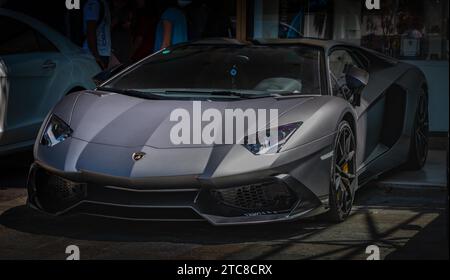 Ein Bild von einem Lamborghini Aventador, der auf der Straße geparkt ist Stockfoto