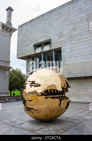 Ein Bild des Kunstobjekts Sphere Within Sphere in Dublin Stockfoto