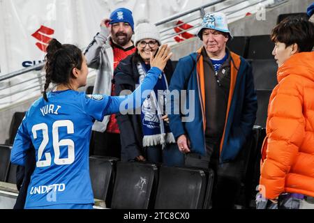 Milton Keynes, Großbritannien. Dezember 2023. Choe Yu-ri (26 Birmingham) mit Fans nach dem Adobe Womens FA Cup Spiel zwischen MK Dons und Birmingham City im Stadion MK in Milton Keynes, England (Natalie Mincher/SPP) Credit: SPP Sport Press Photo. /Alamy Live News Stockfoto