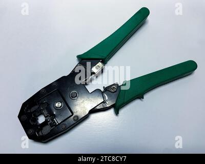 Handzange LAN RJ45 3in1-Crimpzange auf weißem Hintergrund Stockfoto