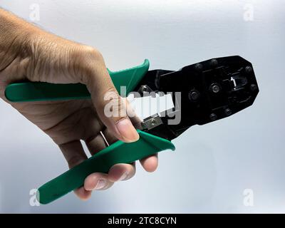 Handzange LAN RJ45 3in1-Crimpzange auf weißem Hintergrund Stockfoto