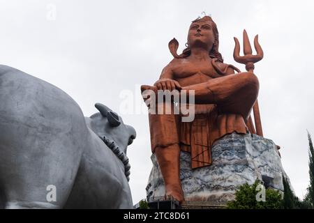 der hindugott shiva isolierte Statue mit nandi und hellem Hintergrund am Morgen aus einem einzigartigen Winkel wird das Bild an der Glaubensstatue nathdwara Rajast aufgenommen Stockfoto