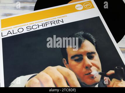 Viersen, Deutschland - 9. Mai. 2023: Nahaufnahme des Schallplattenalbums von Lalo Schifrin mit Sammlung berühmter Filmmusiken Stockfoto