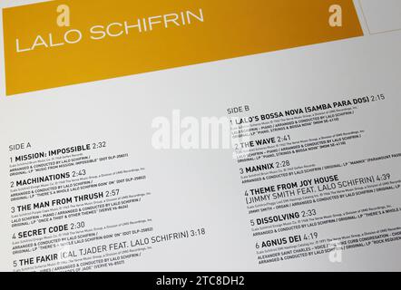 Viersen, Deutschland - 9. Mai. 2023: Nahaufnahme des Schallplattenalbums von Lalo Schifrin mit Sammlung berühmter Filmmusiken Stockfoto