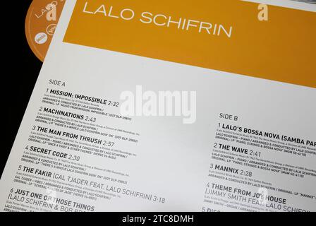 Viersen, Deutschland - 9. Mai. 2023: Nahaufnahme des Schallplattenalbums von Lalo Schifrin mit Sammlung berühmter Filmmusiken Stockfoto