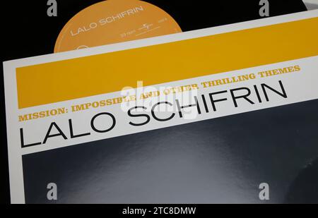 Viersen, Deutschland - 9. Mai. 2023: Nahaufnahme des Schallplattenalbums von Lalo Schifrin mit Sammlung berühmter Filmmusiken Stockfoto