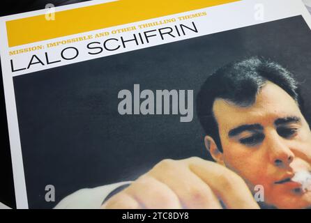 Viersen, Deutschland - 9. Mai. 2023: Nahaufnahme des Schallplattenalbums von Lalo Schifrin mit Sammlung berühmter Filmmusiken Stockfoto