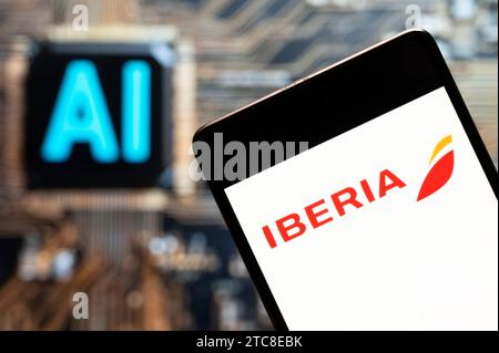 China. November 2023. In dieser Fotoabbildung wird das Logo der spanischen Fluggesellschaft Iberia auf einem Smartphone mit einem Chip für künstliche Intelligenz (KI) und einem Symbol im Hintergrund angezeigt. (Foto von Budrul Chukrut/SOPA Images/SIPA USA) *** ausschließlich für redaktionelle Nachrichten *** Credit: SIPA USA/Alamy Live News Stockfoto