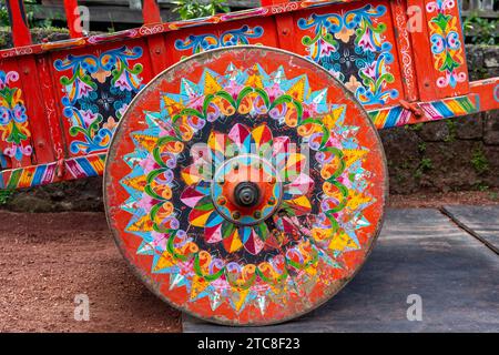 Farbig lackiertes Holzrad auf einem Ochsenkarren in Costa Rica. Konzepte könnten Reisen, Kultur, Kulturerbe, Verkehr, Landwirtschaft, Sonstiges. Stockfoto