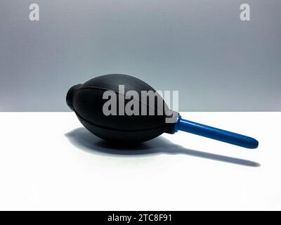 Handpumpe Luftgebläse oder Gummistaubgebläse und Bürstenstift. Reinigungsmittel für Objektiv und Kamera Stockfoto
