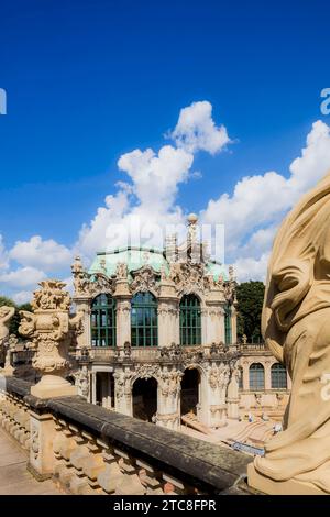 Der Zwinger in Dresden ist eines der berühmtesten Barockbauten Deutschlands und beherbergt Museen von Weltruhm. Mauerpavillon. Mit Herkules Stockfoto