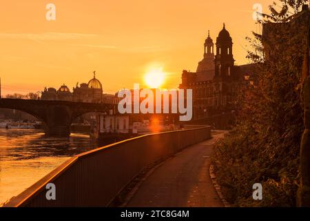 DEU Sachsen Dresden Dresden Silhouette am Morgen, von der neuen Terrasse aus gesehen Stockfoto