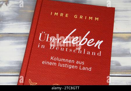 Viersen, Deutschland - 9. Mai. 2023: Nahaufnahme des Imre Grimm-Buches über leben in Deutschland Stockfoto