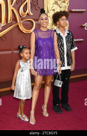 LOS ANGELES, KALIFORNIEN - 10. DEZEMBER: (L-R) Cairo Hardrict, Tia Mowry und Cree Taylor Hardrict nehmen an der Los Angeles Premiere von Warner Bros. Teil „Wonka Stockfoto